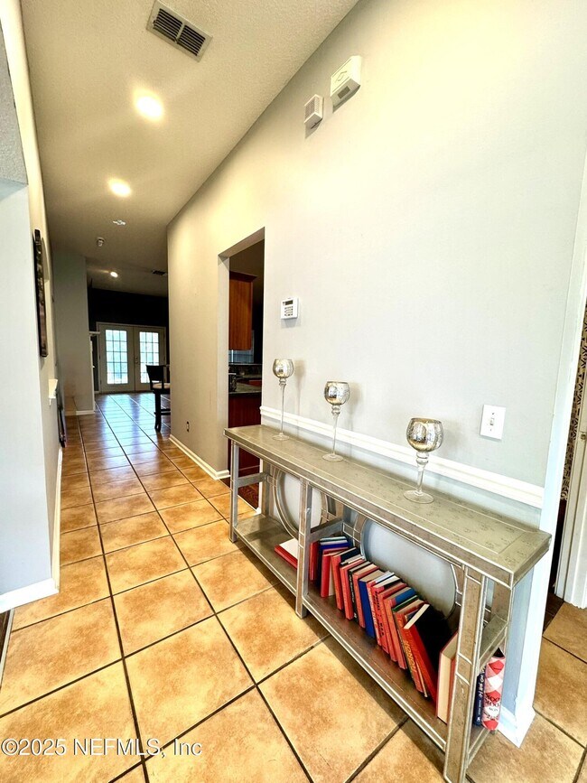 Building Photo - 1672 Pinecrest Dr