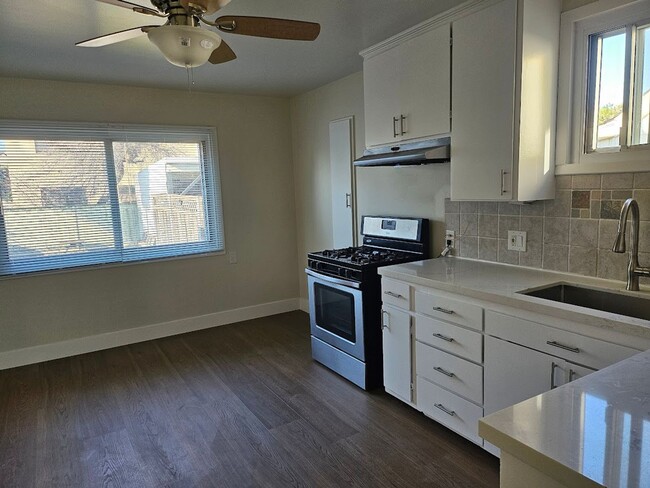 Building Photo - Fresh 2 bedroom 1.5 bath house in San Bruno