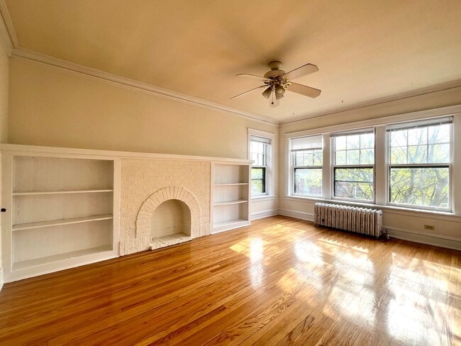 Building Photo - Huge One Bedroom in Irving Park
