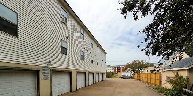 Building Photo - 9530 3rd Bay St