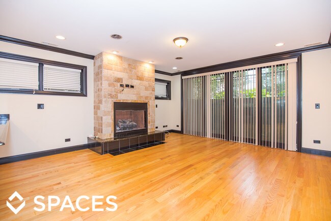 Foto del edificio - 6318 N Albany Ave