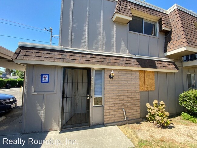 Building Photo - 2 br, 1.5 bath House - 5674 Hillsdale Blvd