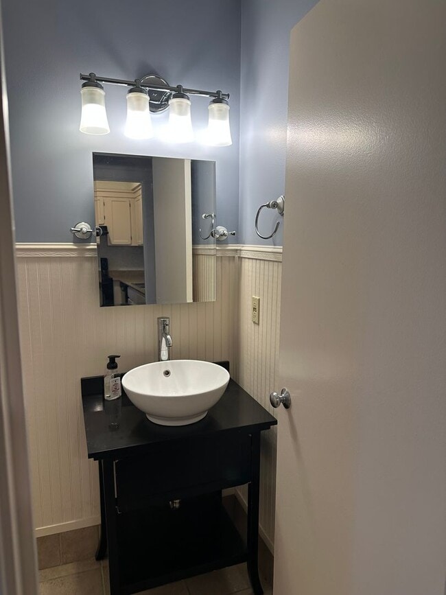 Building Photo - Great Condo in Historic YMCA Building Down...