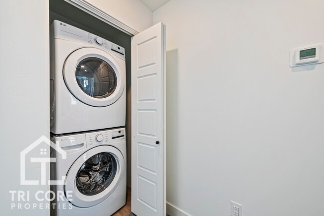 Building Photo - 140 E Lavalle-