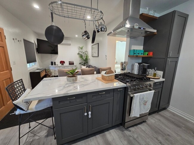 Foto del edificio - Fully furnished, modern ADU with fully-equipped kitchen shared garden.