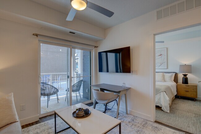 Building Photo - 360 400 W