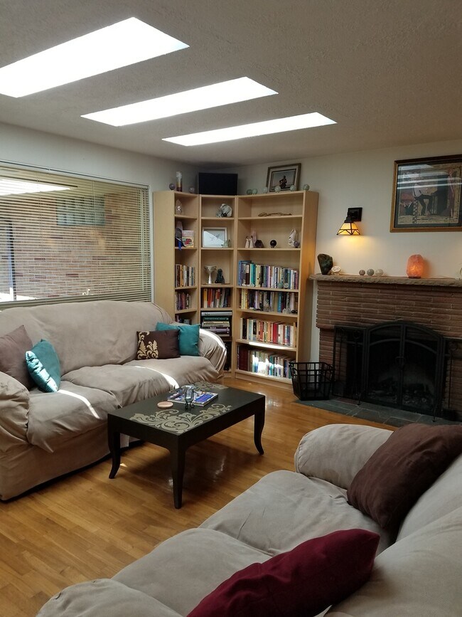 Building Photo - APPLICATION NOW PENDING! Rambler with AC i...