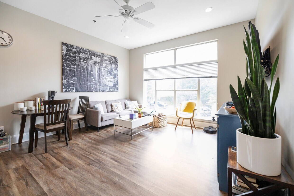 Foto principal - 2082 Atherton Heights Ln