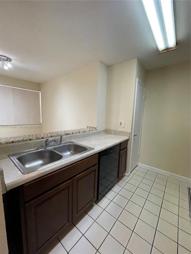 Foto del edificio - 2881 N Oakland Forest Dr