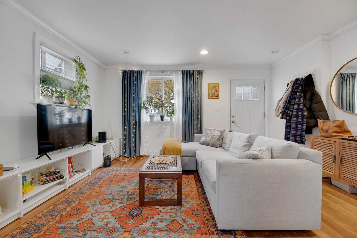Foto principal - 5722 Eastern Ave NE