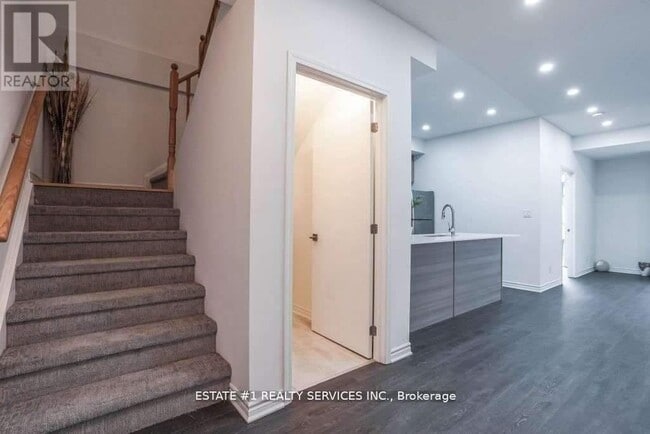 Building Photo - 7 Falaise Rd