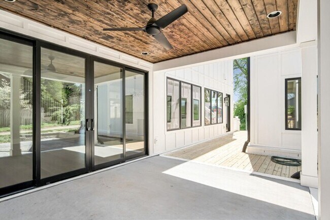 Foto del edificio - COMING SOON!  BEAUTIFUL CUSTOM BUILT HOME....