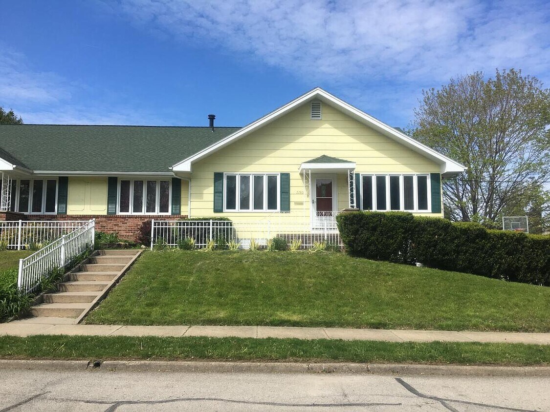 2280 Mitvalsky Ct SE, Cedar Rapids, IA 52403 Townhouse for Rent in