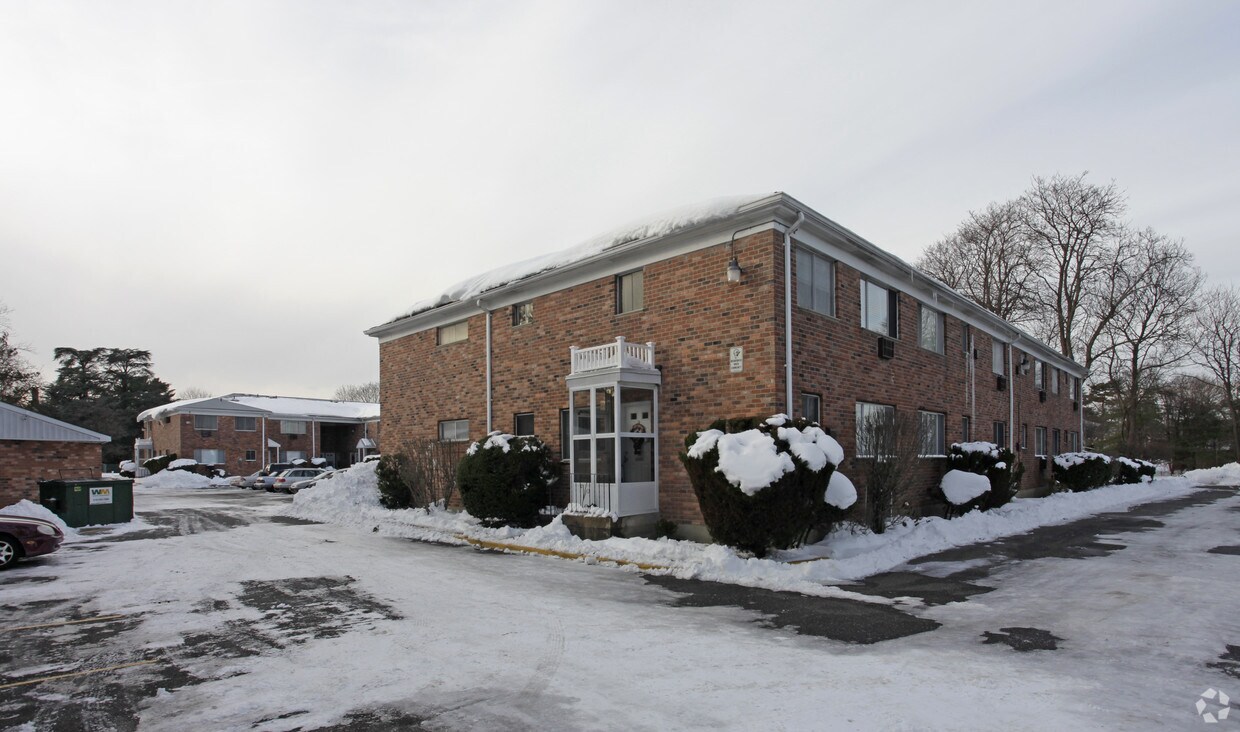 The Pines Apartments Bay Shore, NY