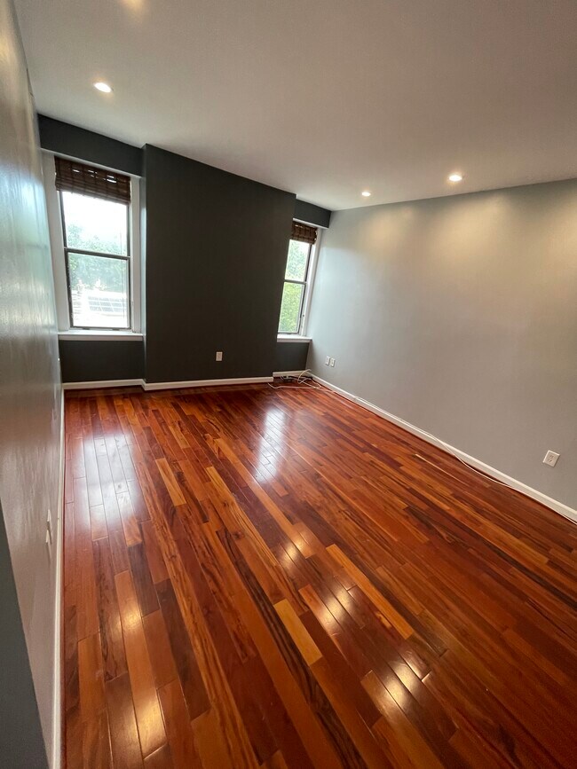 Amplia sala de estar de 3,5 m x 2,5 m - 1763 Columbia Rd NW