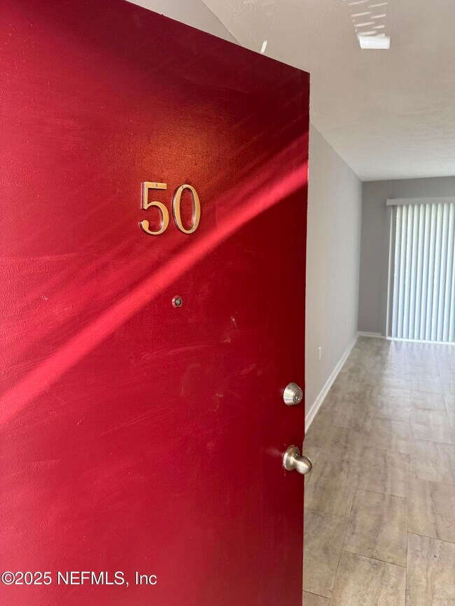 Foto del edificio - 2441 Spring Park Rd