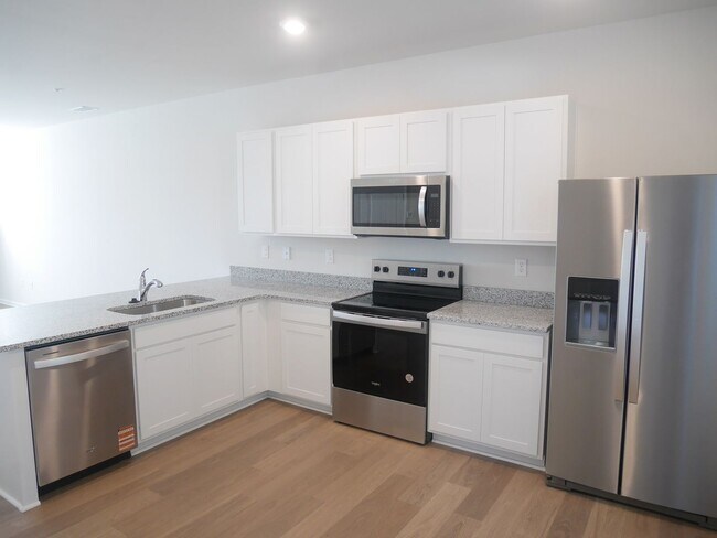 Foto del edificio - Live Modern in Salisbury – 3BR Townhome wi...