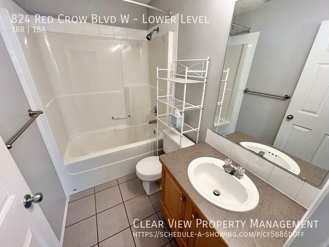 Building Photo - ?? 3 Bedroom Lower Suite with Fireplace & ...