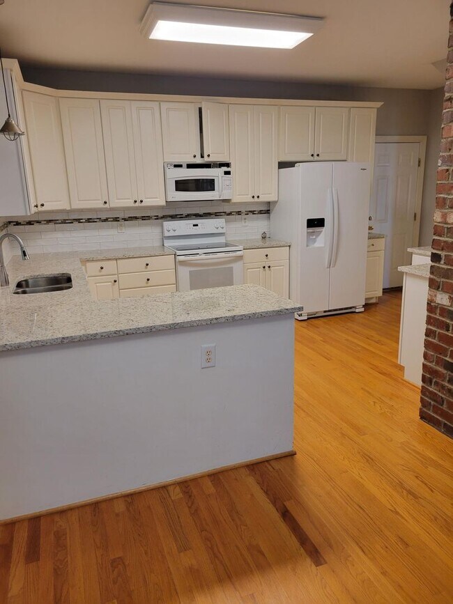 Foto del edificio - Awesome 4br/2.5ba in exc Cary Location! Av...
