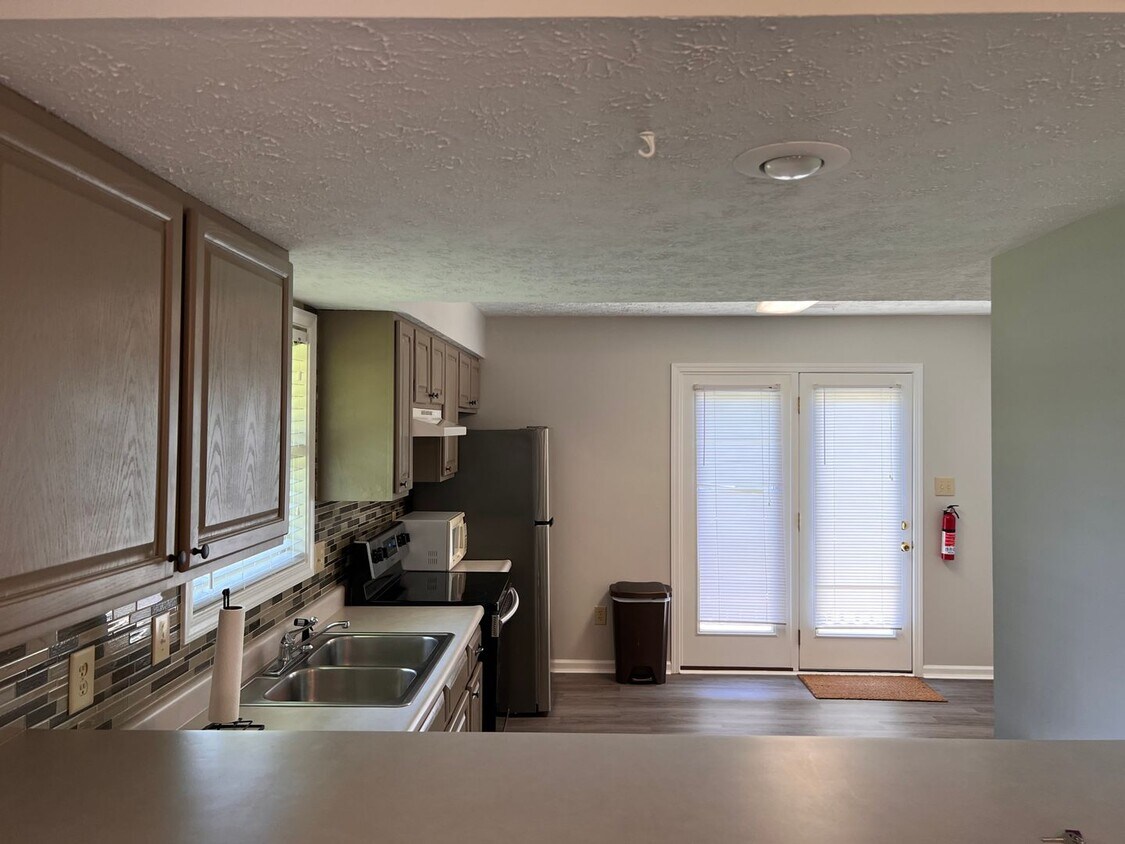 Foto del edificio - PRICE REDUCTION Available June 2026;  Monthly rent is $1,600