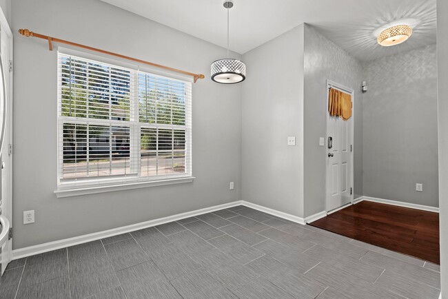 Building Photo - 3 Bedroom Townhome available early June!