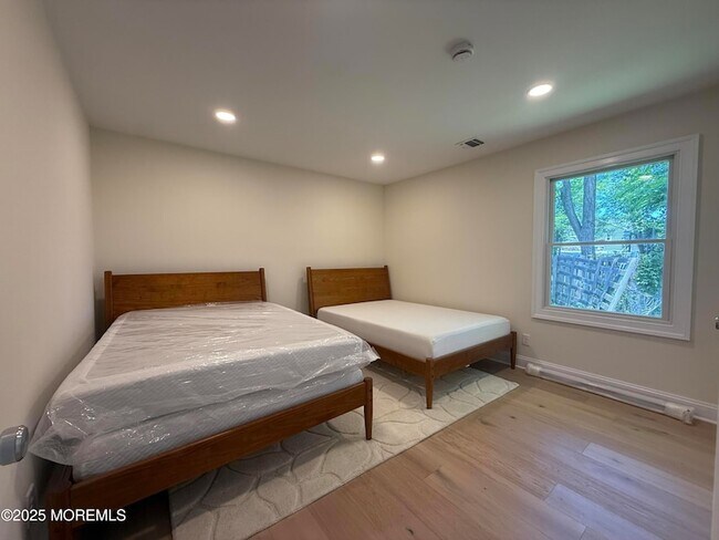 Foto del edificio - 977 Woodgate Ave