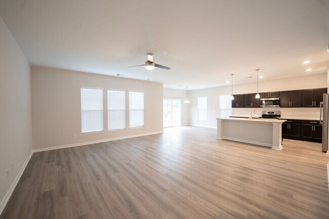 Foto del edificio - Available Now!