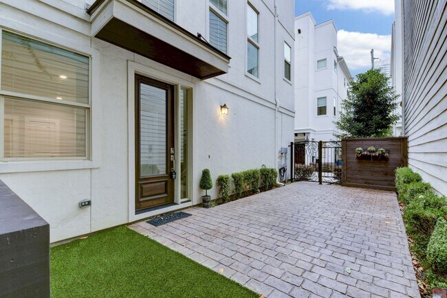 Foto del edificio - Beautiful 3 bedroom/3.5 bath Mediterranean...