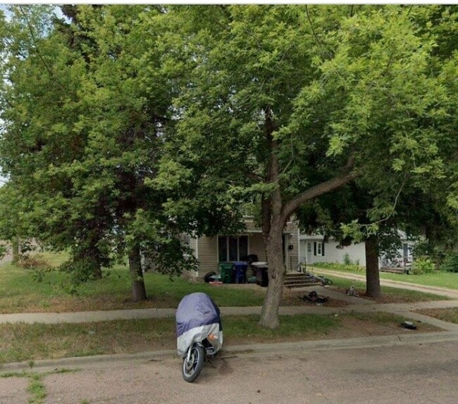 Building Photo - 4 bedroom 1 bath on corner lot