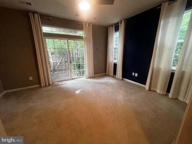 Foto del edificio - 8195 Falls Grove Dr