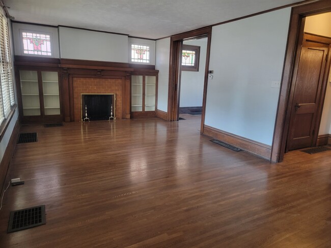 Building Photo - 701 1/2 E Columbus St
