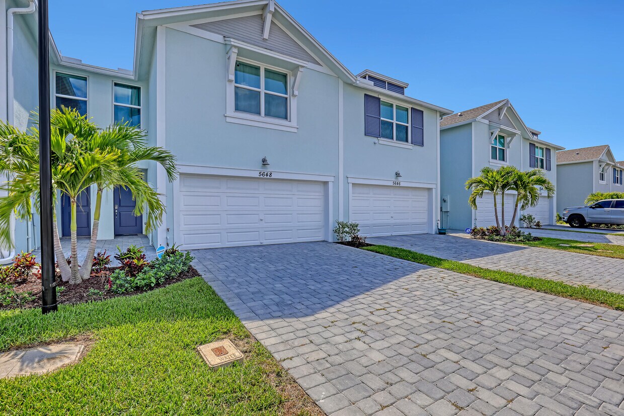 Foto principal - 5648 SE Edgewater Cir