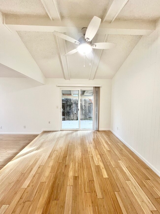 Building Photo - Spacious and recently remodeled 2 bedroom 1 bathroom duplex!