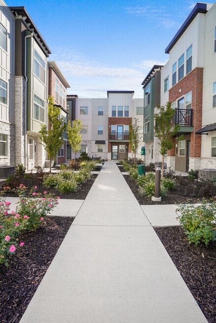 Building Photo - Current Townhomes