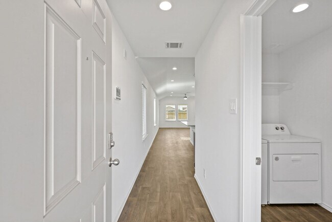 Foto del edificio - 2643 Commercial Center Blvd