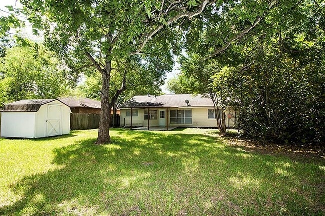 Building Photo - 2804 Pinewood Dr