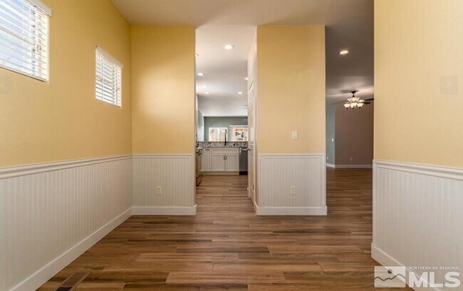 Foto del edificio - 971 Iris Ln