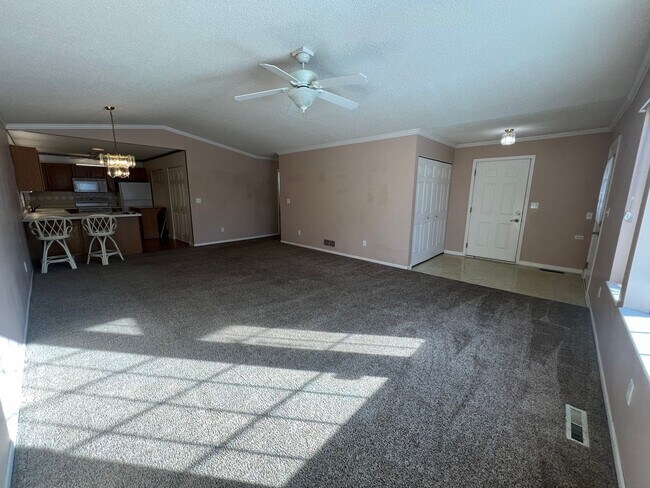 Building Photo - Beautiful 2-bedroom, 2-bathroom Townhome!