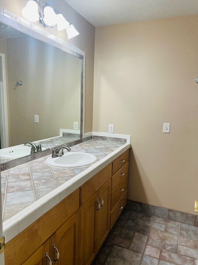 Building Photo - Beautiful home in Salt Lake