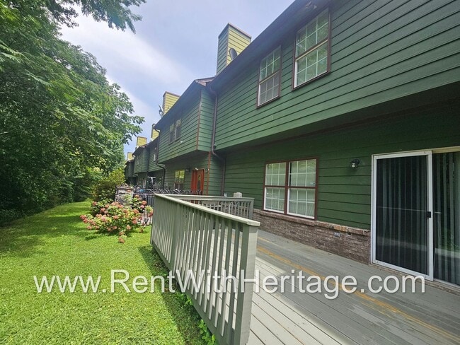Building Photo - Gorgeous 3Bd / 2Ba Immaculate Townhome / U...