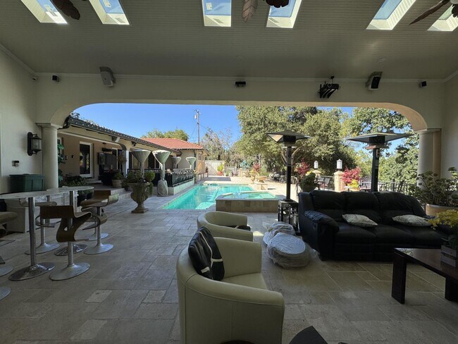 Foto del edificio - 13605 Surrey Ln