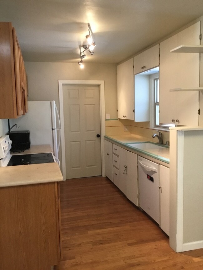Building Photo - 4 bedroom home close to UNR