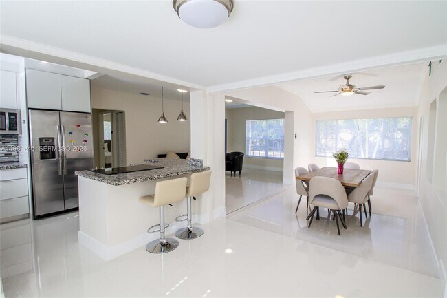 Building Photo - 2727 Calusa St