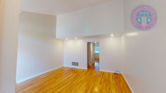 Building Photo - Prime West Linn Location - Walkable to Hig...