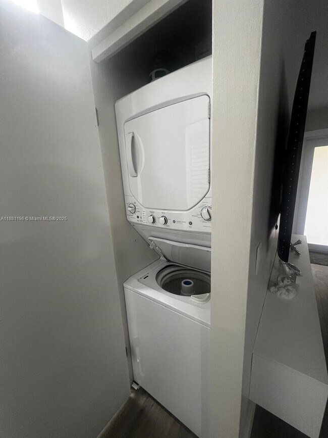 Building Photo - 2 bedroom in Hollywood FL 33021