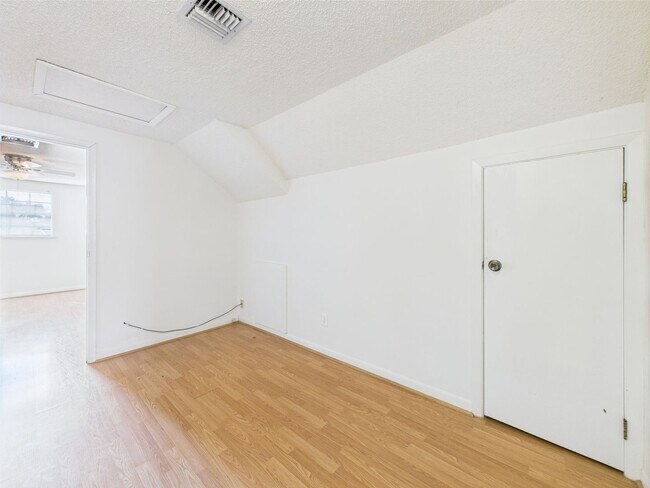 Building Photo - 4 bed / 2 bath Nestled in the vibrant hear...