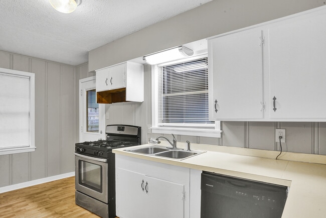 Building Photo - 206 S Wheatley St
