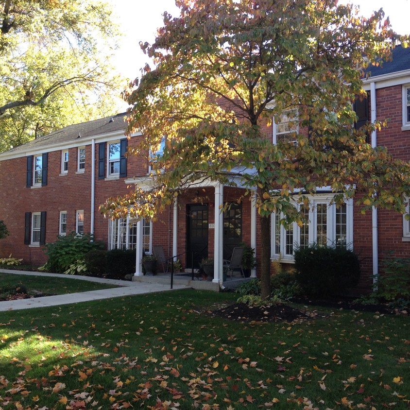 Front Building Entrance - 830 Thorn St
