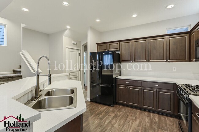 Foto del edificio - Spacious 4-Bedroom Home with Modern Comforts