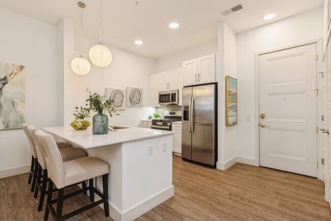 Foto del edificio - 555 Lakeview Pkwy